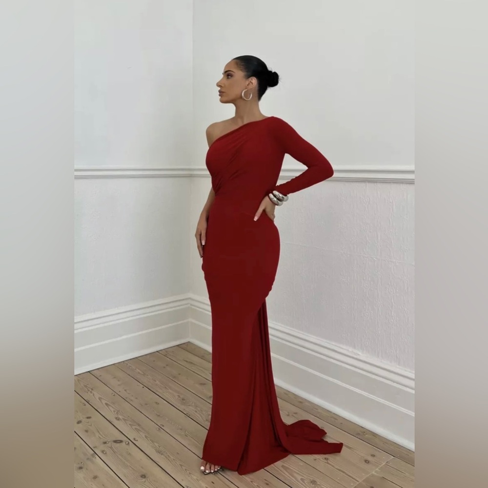 MELANI THE LABEL RED BACKLESS ONE SLEEVE DRESS